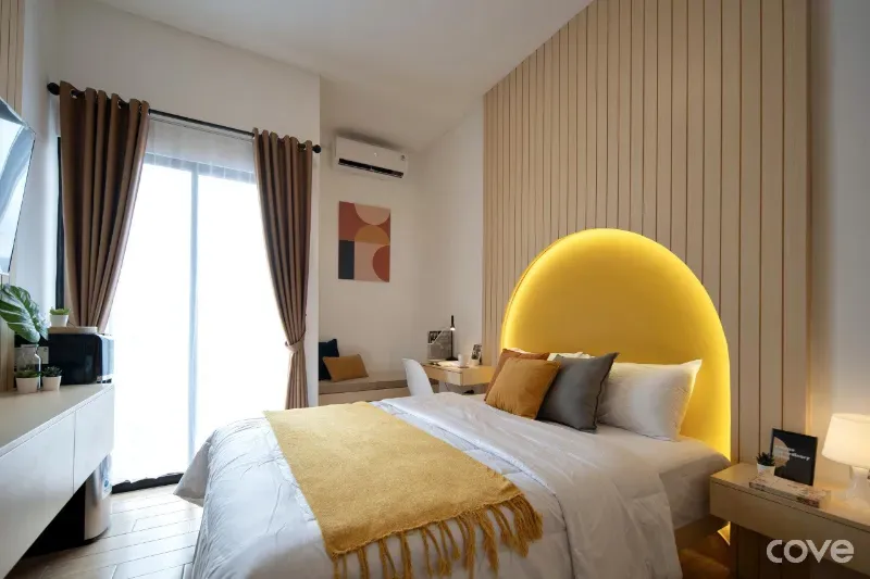 1. Penuhi Area Dinding dengan Karya Seni, 2. Sentuhan Elegan dengan Cermin Lantai, 3. Gunakan Rak Susun Kayu, 4. Artwork Sebagai Vocal Point, 5. Desain Japandi yang Stylish, 6. Area Balkon yang Nyaman, 7. Gaya Boho dan Tumbuhan Hijau, 8. Aksen Panel Kayu, 9. Skema Warna Cokelat, 10. Permainan Pola, 11. Jendela Besar Berestetika Klasik, 12. Bean Bag untuk Bersantai, 13. Elegansi Gaya New York Klasik, 14. Kasur Lantai Bertema Serba Putih, 15. Harmonisasi Warna Pastel