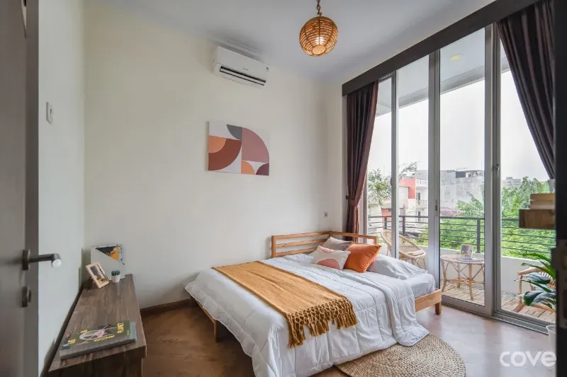 1. Penuhi Area Dinding dengan Karya Seni, 2. Sentuhan Elegan dengan Cermin Lantai, 3. Gunakan Rak Susun Kayu, 4. Artwork Sebagai Vocal Point, 5. Desain Japandi yang Stylish, 6. Area Balkon yang Nyaman, 7. Gaya Boho dan Tumbuhan Hijau, 8. Aksen Panel Kayu, 9. Skema Warna Cokelat, 10. Permainan Pola, 11. Jendela Besar Berestetika Klasik, 12. Bean Bag untuk Bersantai, 13. Elegansi Gaya New York Klasik, 14. Kasur Lantai Bertema Serba Putih, 15. Harmonisasi Warna Pastel