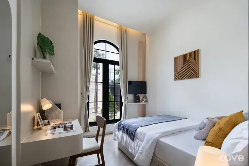 1. Penuhi Area Dinding dengan Karya Seni, 2. Sentuhan Elegan dengan Cermin Lantai, 3. Gunakan Rak Susun Kayu, 4. Artwork Sebagai Vocal Point, 5. Desain Japandi yang Stylish, 6. Area Balkon yang Nyaman, 7. Gaya Boho dan Tumbuhan Hijau, 8. Aksen Panel Kayu, 9. Skema Warna Cokelat, 10. Permainan Pola, 11. Jendela Besar Berestetika Klasik, 12. Bean Bag untuk Bersantai, 13. Elegansi Gaya New York Klasik, 14. Kasur Lantai Bertema Serba Putih, 15. Harmonisasi Warna Pastel