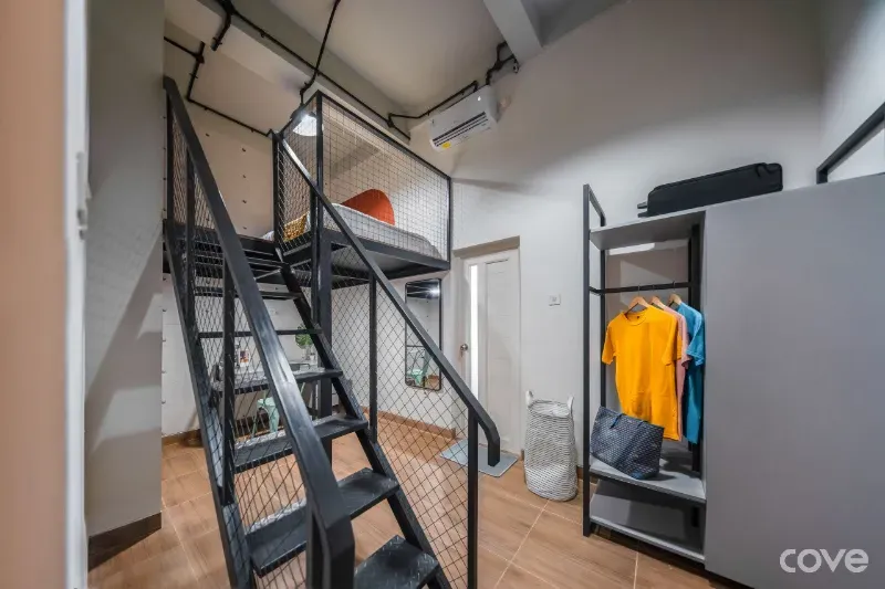 1. Penempatan Dapur Compact, 2. Rona Monokromatik dengan Jendela Lebar, 2. Lebih Privasi dengan Tirai Penutup, 3. Ruang Tamu Mini yang Minimalis, 4. Maksimalkan Bagian Bawah Kasur, 5. Eksplorasi Gaya Industrial, 6. Masukkan Perpustakaan Kecil, 7. Gantung Ayunan Hammock