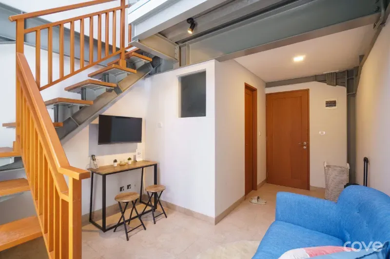 Optimalkan Ruang: 8 Desain Kamar Kost Mezzanine yang Memikat, 1. Penempatan Dapur Compact, 2. Rona Monokromatik dengan Jendela Lebar, 2. Lebih Privasi dengan Tirai Penutup, 3. Ruang Tamu Mini yang Minimalis, 4. Maksimalkan Bagian Bawah Kasur, 5. Eksplorasi Gaya Industrial, 6. Masukkan Perpustakaan Kecil, 7. Gantung Ayunan Hammock