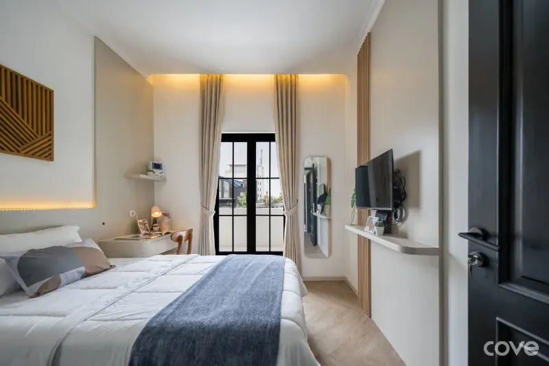 Inspirasi Desain: 15 Kamar Kost Aesthetic yang Menawan, 1. Penuhi Area Dinding dengan Karya Seni, 2. Sentuhan Elegan dengan Cermin Lantai, 3. Gunakan Rak Susun Kayu, 4. Artwork Sebagai Vocal Point, 5. Desain Japandi yang Stylish, 6. Area Balkon yang Nyaman, 7. Gaya Boho dan Tumbuhan Hijau, 8. Aksen Panel Kayu, 9. Skema Warna Cokelat, 10. Permainan Pola, 11. Jendela Besar Berestetika Klasik, 12. Bean Bag untuk Bersantai, 13. Elegansi Gaya New York Klasik, 14. Kasur Lantai Bertema Serba Putih, 15. Harmonisasi Warna Pastel