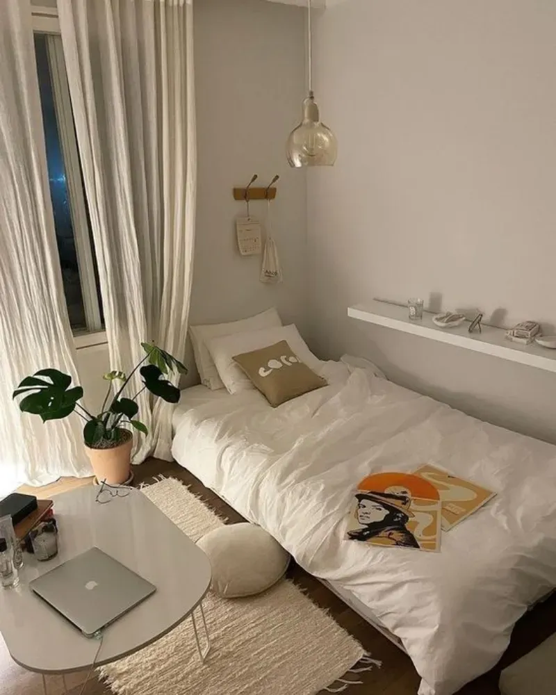 1. Penuhi Area Dinding dengan Karya Seni, 2. Sentuhan Elegan dengan Cermin Lantai, 3. Gunakan Rak Susun Kayu, 4. Artwork Sebagai Vocal Point, 5. Desain Japandi yang Stylish, 6. Area Balkon yang Nyaman, 7. Gaya Boho dan Tumbuhan Hijau, 8. Aksen Panel Kayu, 9. Skema Warna Cokelat, 10. Permainan Pola, 11. Jendela Besar Berestetika Klasik, 12. Bean Bag untuk Bersantai, 13. Elegansi Gaya New York Klasik, 14. Kasur Lantai Bertema Serba Putih, 15. Harmonisasi Warna Pastel
