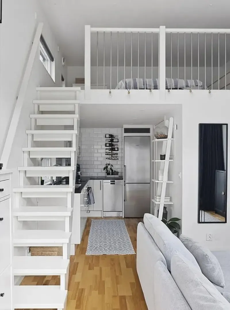 1. Penempatan Dapur Compact, 2. Rona Monokromatik dengan Jendela Lebar, 2. Lebih Privasi dengan Tirai Penutup, 3. Ruang Tamu Mini yang Minimalis, 4. Maksimalkan Bagian Bawah Kasur, 5. Eksplorasi Gaya Industrial, 6. Masukkan Perpustakaan Kecil, 7. Gantung Ayunan Hammock