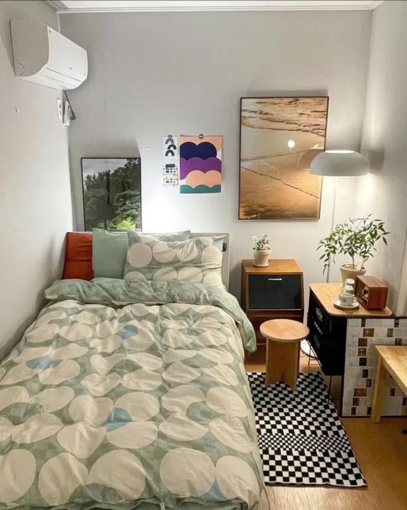 1. Penuhi Area Dinding dengan Karya Seni, 2. Sentuhan Elegan dengan Cermin Lantai, 3. Gunakan Rak Susun Kayu, 4. Artwork Sebagai Vocal Point, 5. Desain Japandi yang Stylish, 6. Area Balkon yang Nyaman, 7. Gaya Boho dan Tumbuhan Hijau, 8. Aksen Panel Kayu, 9. Skema Warna Cokelat, 10. Permainan Pola, 11. Jendela Besar Berestetika Klasik, 12. Bean Bag untuk Bersantai, 13. Elegansi Gaya New York Klasik, 14. Kasur Lantai Bertema Serba Putih, 15. Harmonisasi Warna Pastel