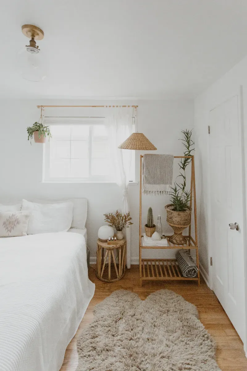 1. Penuhi Area Dinding dengan Karya Seni, 2. Sentuhan Elegan dengan Cermin Lantai, 3. Gunakan Rak Susun Kayu, 4. Artwork Sebagai Vocal Point, 5. Desain Japandi yang Stylish, 6. Area Balkon yang Nyaman, 7. Gaya Boho dan Tumbuhan Hijau, 8. Aksen Panel Kayu, 9. Skema Warna Cokelat, 10. Permainan Pola, 11. Jendela Besar Berestetika Klasik, 12. Bean Bag untuk Bersantai, 13. Elegansi Gaya New York Klasik, 14. Kasur Lantai Bertema Serba Putih, 15. Harmonisasi Warna Pastel