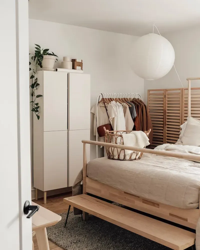 1. Penuhi Area Dinding dengan Karya Seni, 2. Sentuhan Elegan dengan Cermin Lantai, 3. Gunakan Rak Susun Kayu, 4. Artwork Sebagai Vocal Point, 5. Desain Japandi yang Stylish, 6. Area Balkon yang Nyaman, 7. Gaya Boho dan Tumbuhan Hijau, 8. Aksen Panel Kayu, 9. Skema Warna Cokelat, 10. Permainan Pola, 11. Jendela Besar Berestetika Klasik, 12. Bean Bag untuk Bersantai, 13. Elegansi Gaya New York Klasik, 14. Kasur Lantai Bertema Serba Putih, 15. Harmonisasi Warna Pastel