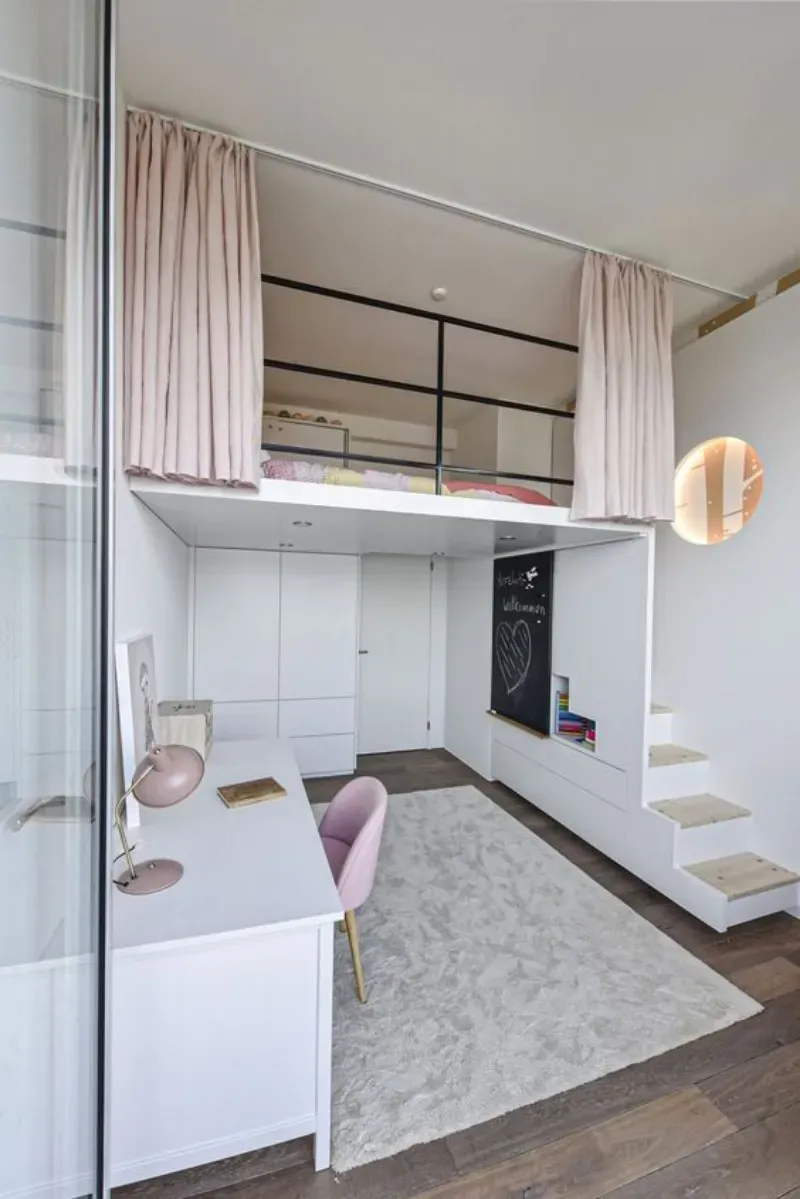 1. Penempatan Dapur Compact, 2. Rona Monokromatik dengan Jendela Lebar, 2. Lebih Privasi dengan Tirai Penutup, 3. Ruang Tamu Mini yang Minimalis, 4. Maksimalkan Bagian Bawah Kasur, 5. Eksplorasi Gaya Industrial, 6. Masukkan Perpustakaan Kecil, 7. Gantung Ayunan Hammock