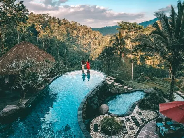 1. Menyusun rencana perjalanan, 2. Gunakan motor agar mobilitas lebih mudah, 3. Pahami peraturan berkendara di Bali, 4. Perhatikan cuaca dan waktu berlibur, 5. Coba aktivitas unik dan menyenangkan, 6. Nikmati kuliner lokal dengan hati-hati, 7. Pahami adat istiadat dan hormati budaya Bali, 8. Pilih akomodasi yang aman dan nyaman