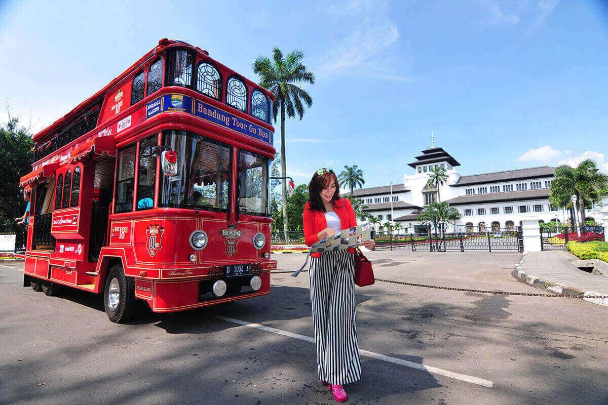 tips liburan di Bandung, 1. Pilih Waktu Liburan yang Tepat, 2. Rencanakan Itinerary yang Matang, 3. Pilih Akomodasi yang Strategis, 4. Hindari Jam-Jam Sibuk, 5. Jelajahi Wisata Alam Bandung, 6. Nikmati Kuliner Khas Bandung, 7. Gunakan Transportasi yang Efisien, 8. Jangan Lupa Membawa Oleh-Oleh