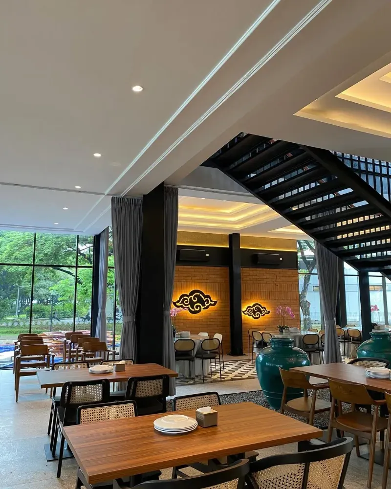 1. AROEM, 2. Karose Bistro , 3. Cibiuk Resto, 4. SAMEDJA, 5. Amanaia, 6. Waroeng Sambal Bakar, 7. Seribu Rasa, 8. Makan Bawah Pohon, 9. Maison Tatsuya, 10. Greyhound Cafe