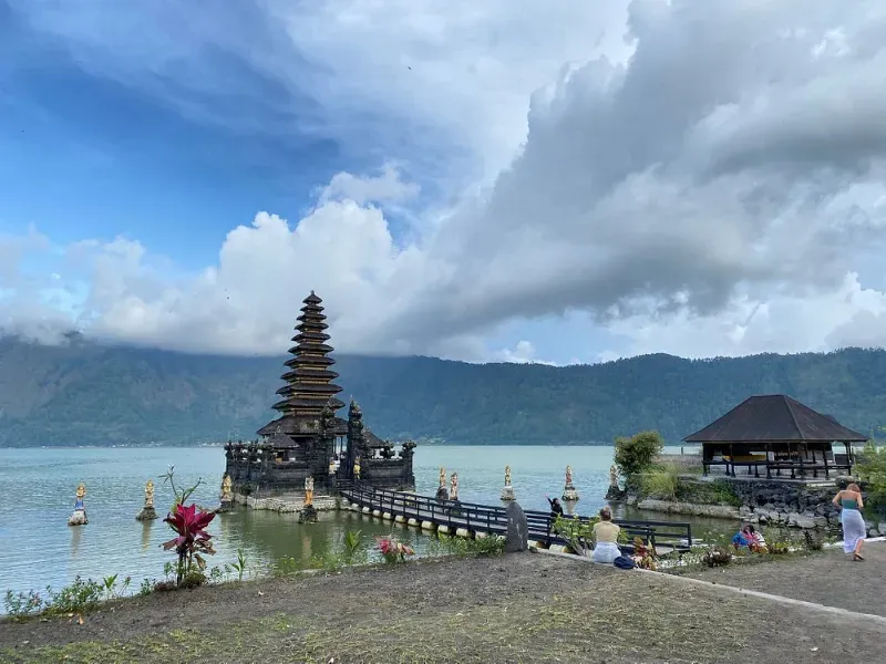 1. Danau Batur, 2. Danau Beratan, 3. Danau Buyan, 4. Danau Tamblingan