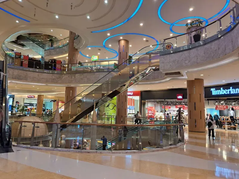 1. Dekat dengan Pusat Bisnis, 2. Akses Mudah ke Setiabudi dan Gatot Subroto, 3. Pusat Perbelanjaan yang Melimpah, 4. Restoran dan Cafe Populer, 5. Dihuni Kalangan Ekspatriat, 6. Menawarkan Banyak Hunian Premium