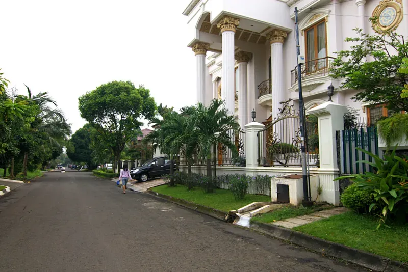 1. Terletak di Kawasan Elit, 2. Akses Mudah ke Rumah Sakit Pondok Indah, 3. Memiliki Pusat Perbelanjaan Pondok Indah Mall, 4. Pilihan Supermarket Premium, 5. Fasilitas Kolam Renang dan Lapangan Golf, 6. Penghuni dari Komunitas Eksklusif