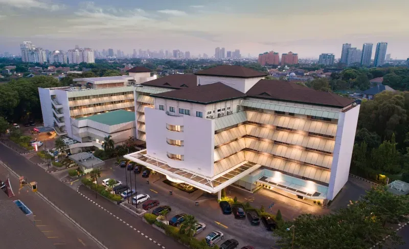 1. Terletak di Kawasan Elit, 2. Akses Mudah ke Rumah Sakit Pondok Indah, 3. Memiliki Pusat Perbelanjaan Pondok Indah Mall, 4. Pilihan Supermarket Premium, 5. Fasilitas Kolam Renang dan Lapangan Golf, 6. Penghuni dari Komunitas Eksklusif