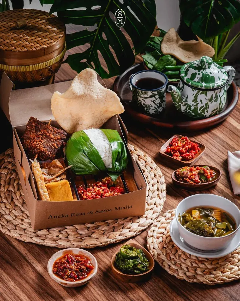1. AROEM, 2. Karose Bistro , 3. Cibiuk Resto, 4. SAMEDJA, 5. Amanaia, 6. Waroeng Sambal Bakar, 7. Seribu Rasa, 8. Makan Bawah Pohon, 9. Maison Tatsuya, 10. Greyhound Cafe
