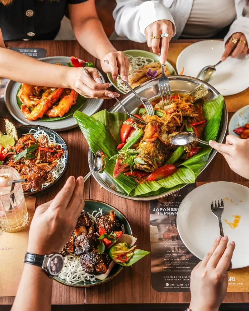 1. AROEM, 2. Karose Bistro , 3. Cibiuk Resto, 4. SAMEDJA, 5. Amanaia, 6. Waroeng Sambal Bakar, 7. Seribu Rasa, 8. Makan Bawah Pohon, 9. Maison Tatsuya, 10. Greyhound Cafe