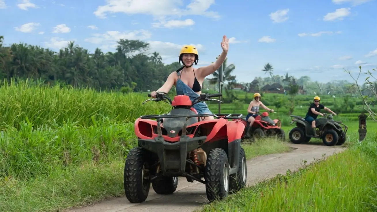 1. Menyusun rencana perjalanan, 2. Gunakan motor agar mobilitas lebih mudah, 3. Pahami peraturan berkendara di Bali, 4. Perhatikan cuaca dan waktu berlibur, 5. Coba aktivitas unik dan menyenangkan, 6. Nikmati kuliner lokal dengan hati-hati, 7. Pahami adat istiadat dan hormati budaya Bali, 8. Pilih akomodasi yang aman dan nyaman