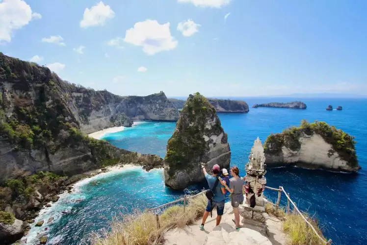 8 Tips Liburan di Bali yang Nyaman dan Antiribet, 1. Menyusun rencana perjalanan, 2. Gunakan motor agar mobilitas lebih mudah, 3. Pahami peraturan berkendara di Bali, 4. Perhatikan cuaca dan waktu berlibur, 5. Coba aktivitas unik dan menyenangkan, 6. Nikmati kuliner lokal dengan hati-hati, 7. Pahami adat istiadat dan hormati budaya Bali, 8. Pilih akomodasi yang aman dan nyaman