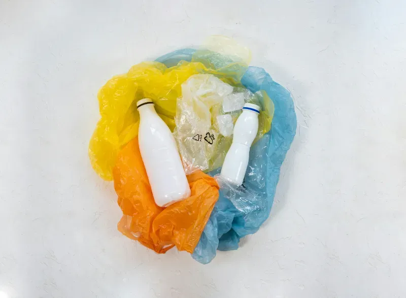 1. Tabir Surya, 3. Sandal Pantai dan Sepatu, 4. Kacamata Hitam, 5. Dry Bag, 6. Kotak P3K dan Obat Pribadi, 7. Handuk, 8. Tisu Basah, 9. Kantong Plastik, 10. After Sun Gel