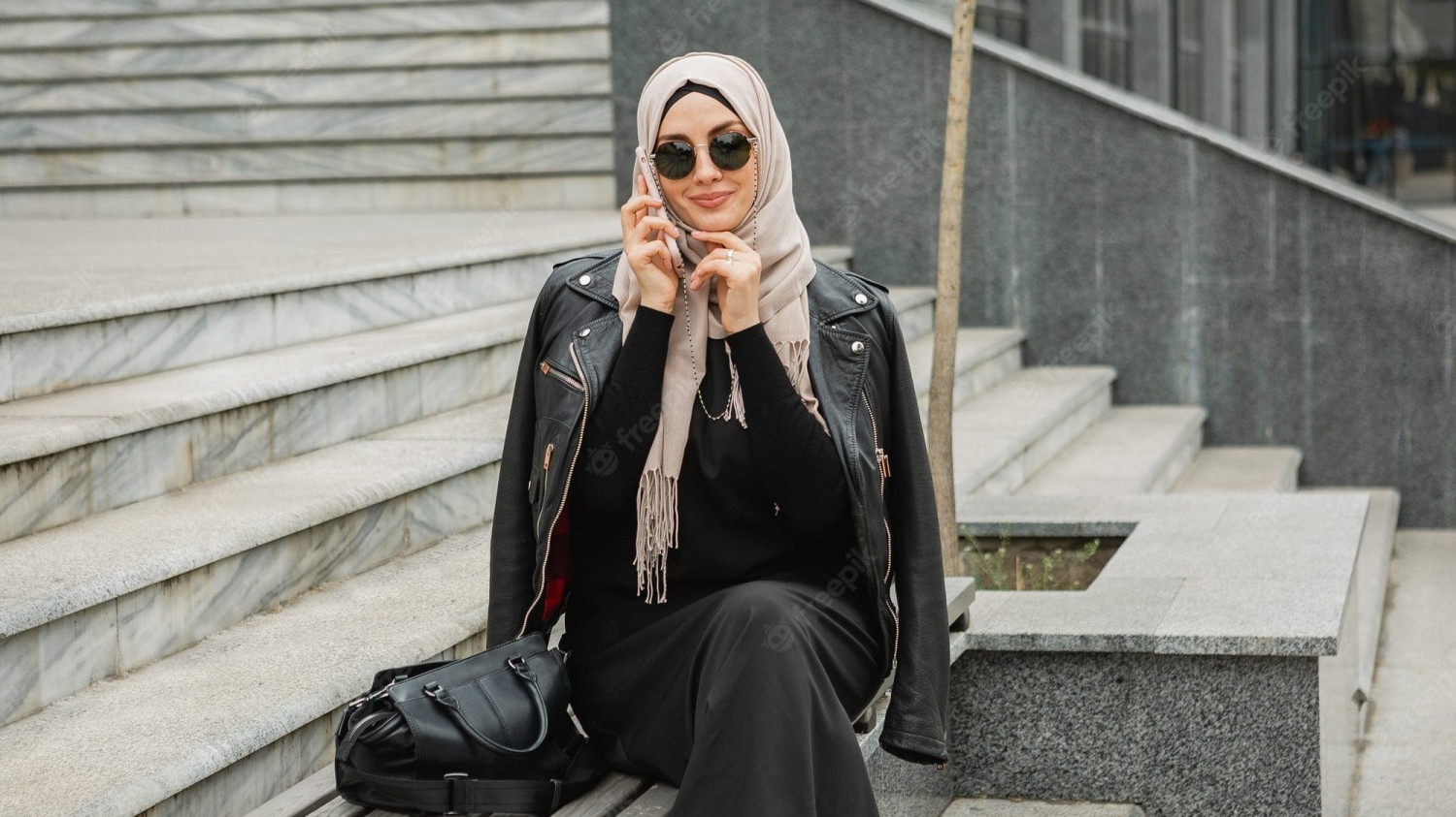 4 Rekomendasi Warna Jilbab yang Cocok untuk Baju Hitam, Jilbab Warna Netral, Jilbab Warna Pastel, Jilbab Warna Bold, Jilbab dengan Motif Sederhana