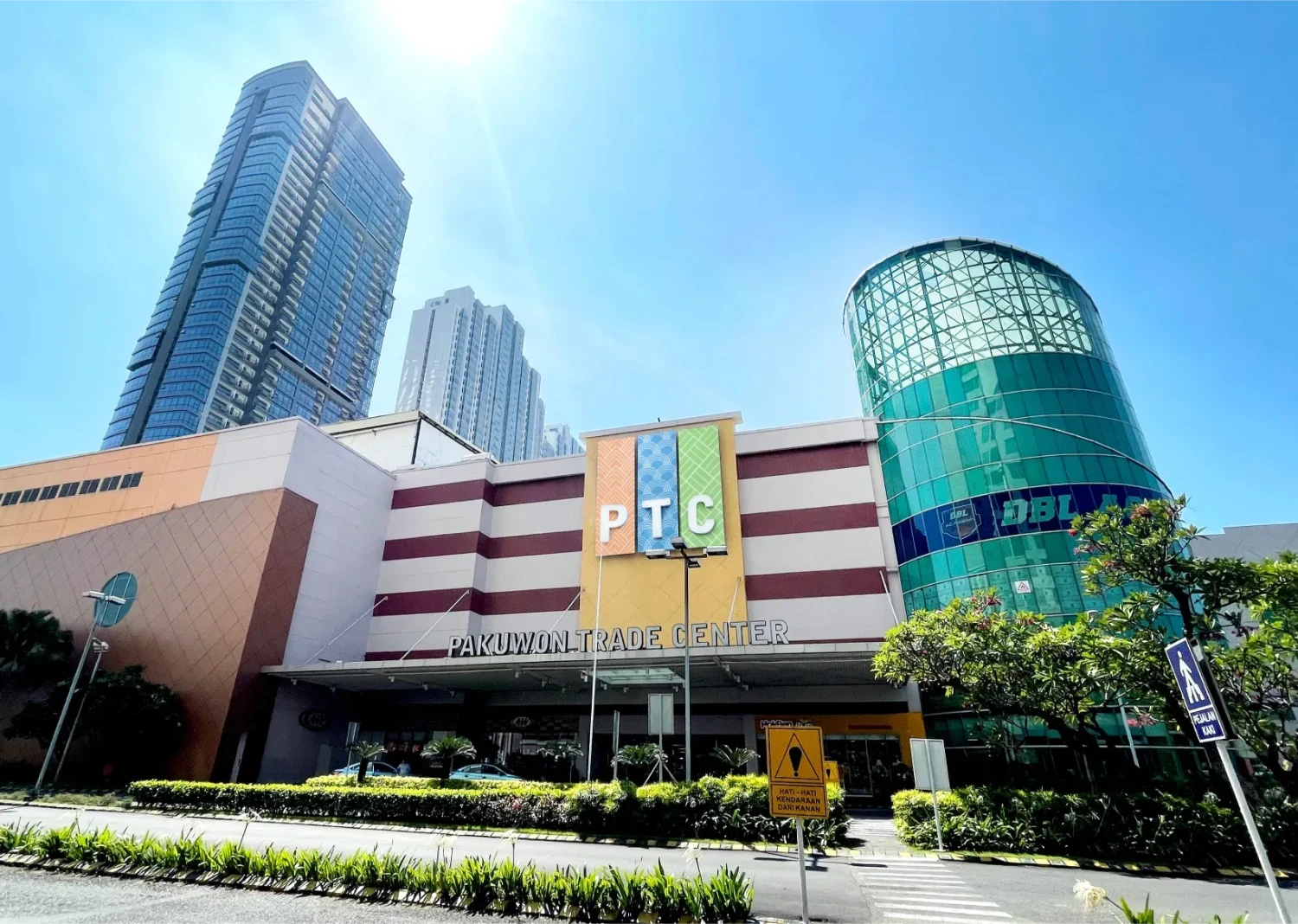 1. Pakuwon Mall Surabaya, 2. Pakuwon Trade Center (PTC), 3. Tunjungan Plaza, 4. Royal Plaza, 5. Ciputra World Surabaya, 6. Galaxy Mall, 7. Grand City Mall, 8. WTC Surabaya, 9. BG Junction Mall, 10. TRANS Icon Mall Surabaya