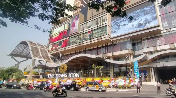 1. Pakuwon Mall Surabaya, 2. Pakuwon Trade Center (PTC), 3. Tunjungan Plaza, 4. Royal Plaza, 5. Ciputra World Surabaya, 6. Galaxy Mall, 7. Grand City Mall, 8. WTC Surabaya, 9. BG Junction Mall, 10. TRANS Icon Mall Surabaya