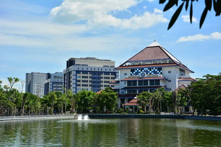 1. Dekat dengan Kampus-kampus Favorit, 2. Memiliki Pusat Perbelanjaan Besar dan Modern, 3. Cafe yang Melimpah untuk Nugas atau Kerja, 4. Lingkungan Aman dan Tertata Rapi, 5. Kemudahan Akses Transportasi