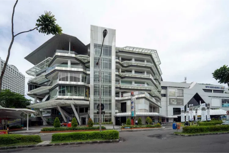 1. Pakuwon Mall Surabaya, 2. Pakuwon Trade Center (PTC), 3. Tunjungan Plaza, 4. Royal Plaza, 5. Ciputra World Surabaya, 6. Galaxy Mall, 7. Grand City Mall, 8. WTC Surabaya, 9. BG Junction Mall, 10. TRANS Icon Mall Surabaya