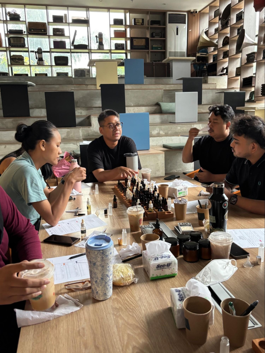 Pengenalan Dunia Parfum, Hands-On Session: Meracik Parfum Sendiri, Workshop Intimate &amp; Insightful, Membawa Pulang Aroma Personal