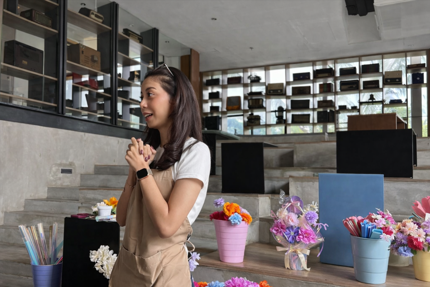 Mengenal Artificial Flower Bersama Ahlinya, Eksplorasi Teknik & Demo Merangkai, Hands-On Session: Kreasi Bunga ala Coveys, Menutup Sesi dengan Kreativitas & Kebersamaan