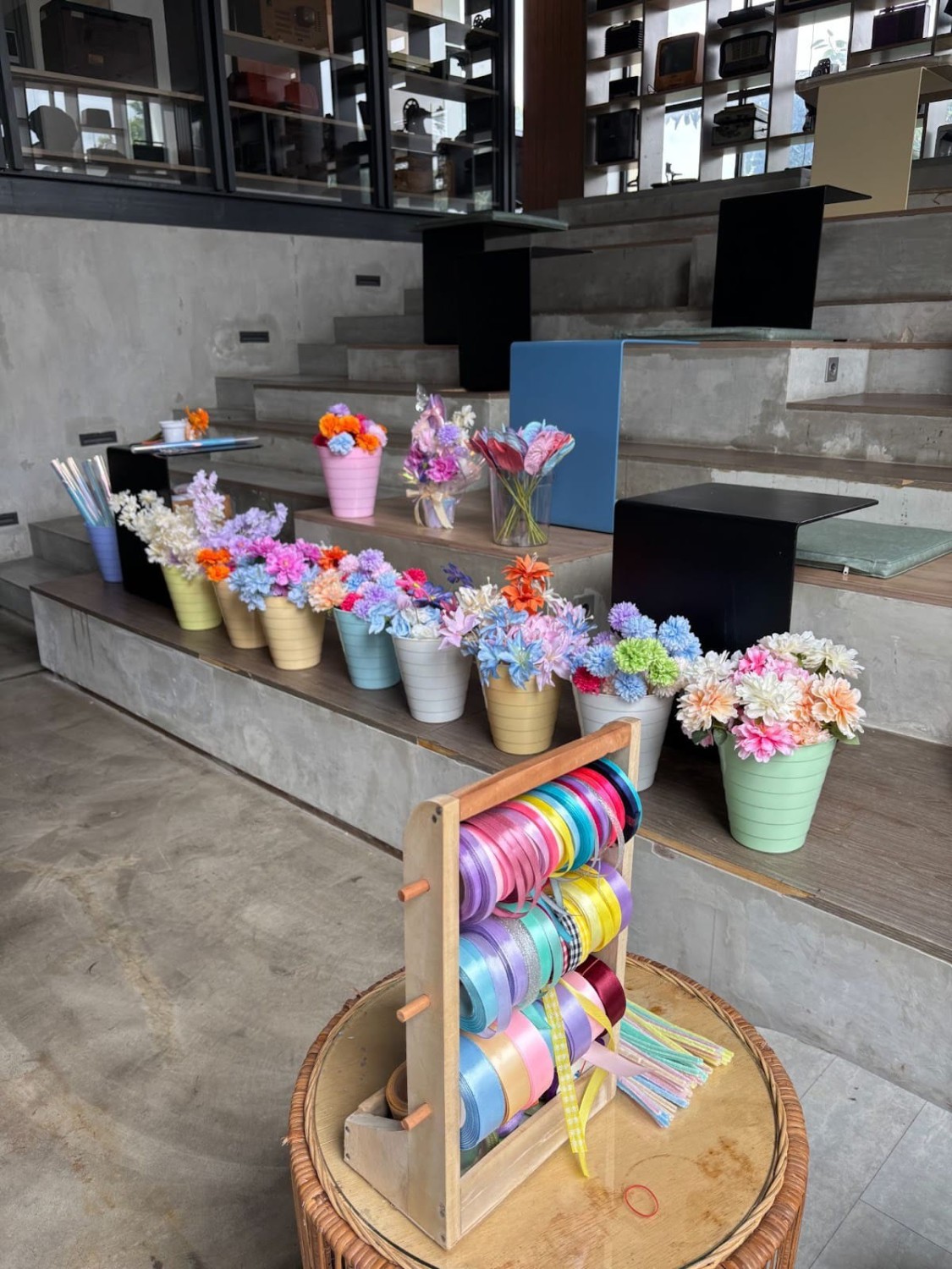 Mengenal Artificial Flower Bersama Ahlinya, Eksplorasi Teknik & Demo Merangkai, Hands-On Session: Kreasi Bunga ala Coveys, Menutup Sesi dengan Kreativitas & Kebersamaan