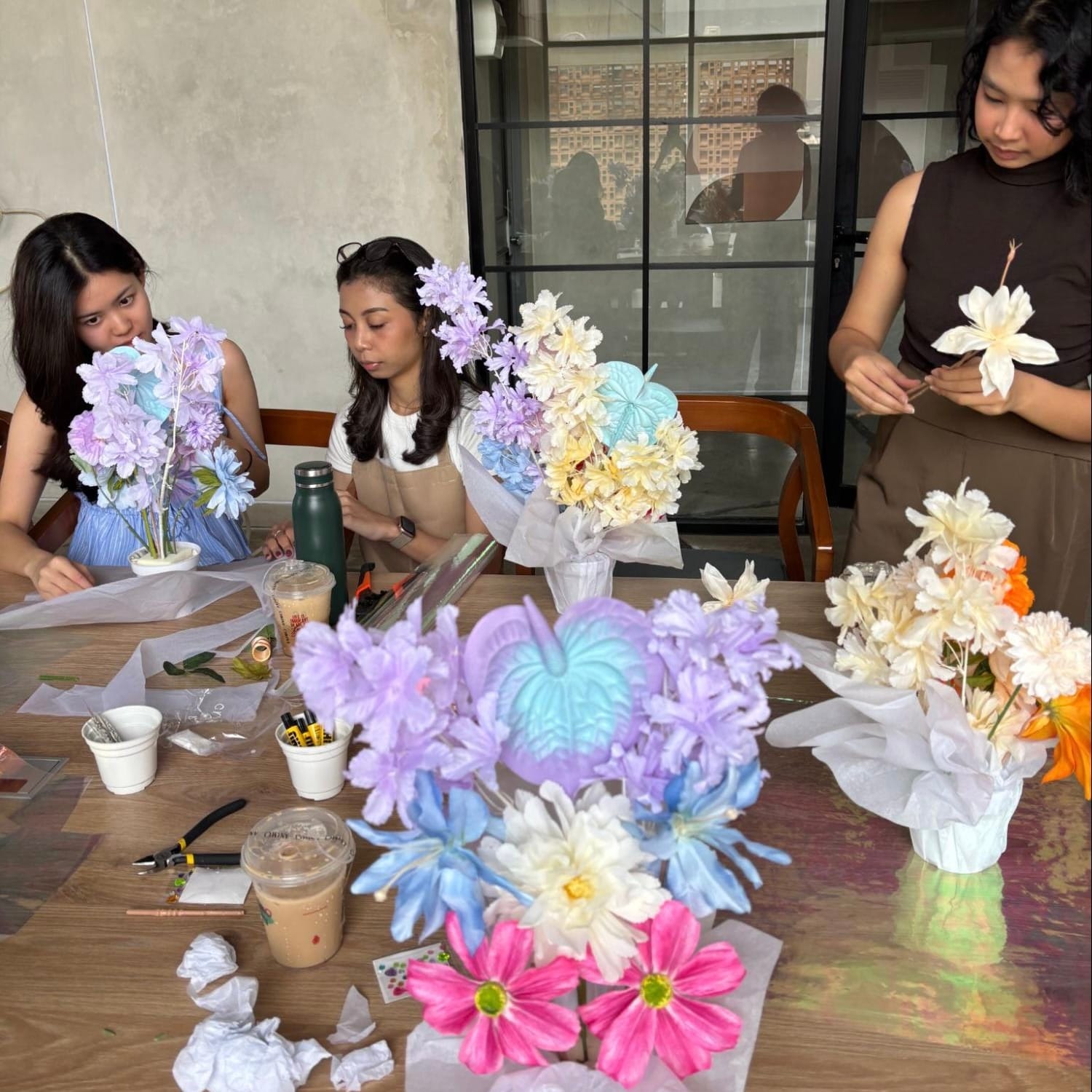 Mengenal Artificial Flower Bersama Ahlinya, Eksplorasi Teknik & Demo Merangkai, Hands-On Session: Kreasi Bunga ala Coveys, Menutup Sesi dengan Kreativitas & Kebersamaan