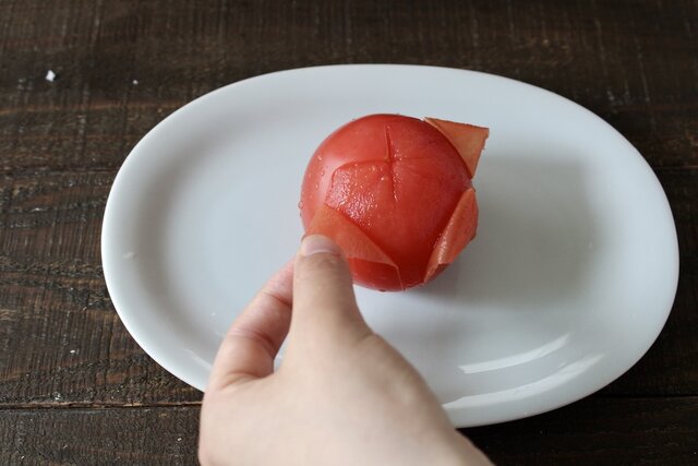 トマトの食感を抑えて偏食を克服！, 「湯むきトマトの焼きブルスケッタ」のレシピ, トマトの青臭さや香りを抑えて偏食を克服！, 「トマト無水カレー」のレシピ, トマトの偏食を克服するための工夫