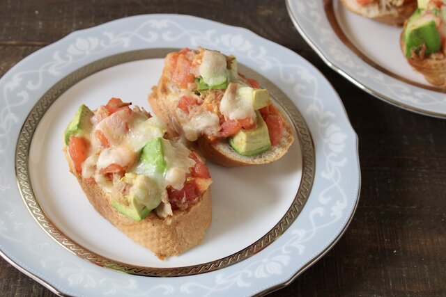 トマトの食感を抑えて偏食を克服！, 「湯むきトマトの焼きブルスケッタ」のレシピ, トマトの青臭さや香りを抑えて偏食を克服！, 「トマト無水カレー」のレシピ, トマトの偏食を克服するための工夫