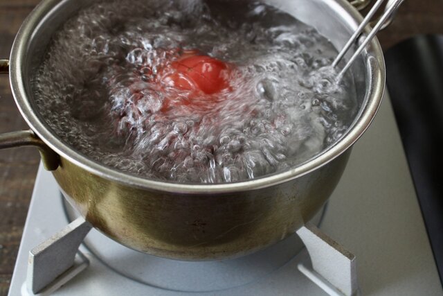 トマトの食感を抑えて偏食を克服！, 「湯むきトマトの焼きブルスケッタ」のレシピ, トマトの青臭さや香りを抑えて偏食を克服！, 「トマト無水カレー」のレシピ, トマトの偏食を克服するための工夫