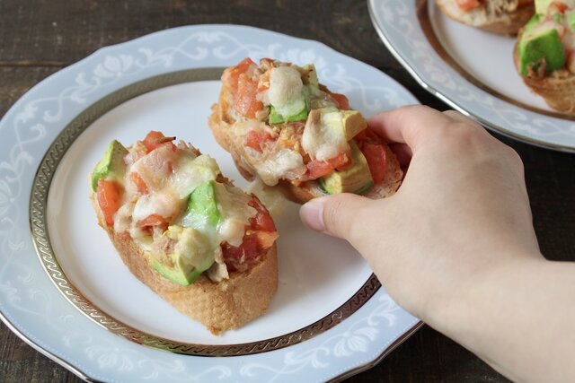 トマトの食感を抑えて偏食を克服！, 「湯むきトマトの焼きブルスケッタ」のレシピ, トマトの青臭さや香りを抑えて偏食を克服！, 「トマト無水カレー」のレシピ, トマトの偏食を克服するための工夫