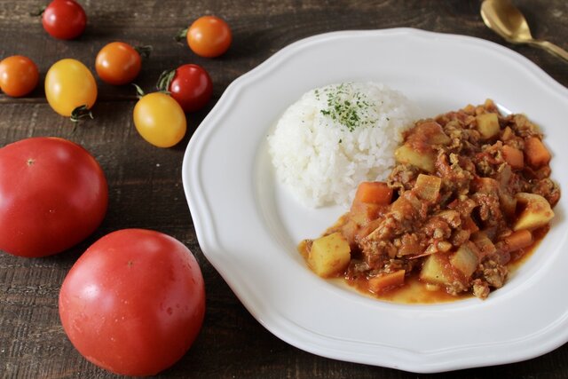 トマトの食感を抑えて偏食を克服！, 「湯むきトマトの焼きブルスケッタ」のレシピ, トマトの青臭さや香りを抑えて偏食を克服！, 「トマト無水カレー」のレシピ, トマトの偏食を克服するための工夫
