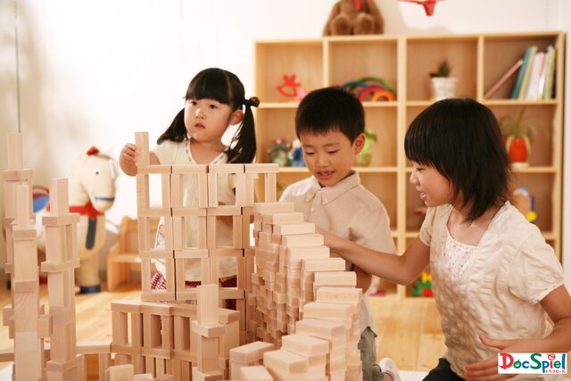 遊びながら学びを深める「知育玩具」とは？, ①おもちゃのプロに聞いた！　０～６歳の〈年齢別・発達別〉知育玩具の選び方, ②コスパ抜群の知育おもちゃ　ブロック玩具「LaQ」のリアルレビュー, ③きら！　ふわ！　もこ！　工作好き６歳娘＆ママが実際に遊んでみたリアルな感想ルポ, ④“歳の差きょうだい”のママが見つけた神ボードゲーム！　一緒に楽しめる仕掛けとは？, ⑤信号機やATMで社会の仕組みを学ぶリアルMOOKシリーズ, 冬休みは親子の会話を深めるチャンス！