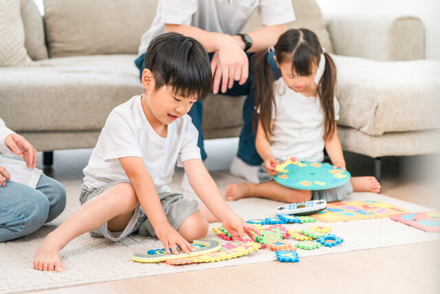 遊びながら学びを深める「知育玩具」とは？, ①おもちゃのプロに聞いた！　０～６歳の〈年齢別・発達別〉知育玩具の選び方, ②コスパ抜群の知育おもちゃ　ブロック玩具「LaQ」のリアルレビュー, ③きら！　ふわ！　もこ！　工作好き６歳娘＆ママが実際に遊んでみたリアルな感想ルポ, ④“歳の差きょうだい”のママが見つけた神ボードゲーム！　一緒に楽しめる仕掛けとは？, ⑤信号機やATMで社会の仕組みを学ぶリアルMOOKシリーズ, 冬休みは親子の会話を深めるチャンス！
