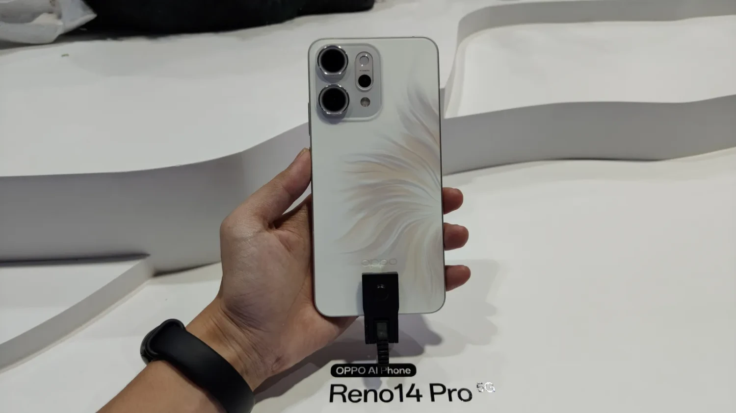Desain Iridescent Mermaid, Unggulkan Dimensity 8450, Hadir dengan ColorOS 15 dan Fitur-Fitur AI, Preorder OPPO Reno14 Series