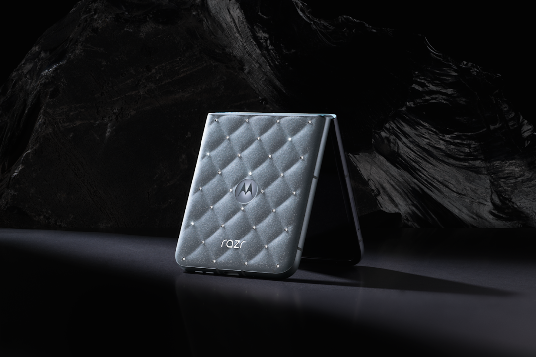 Razr 2025 Pantone Ice Melt
