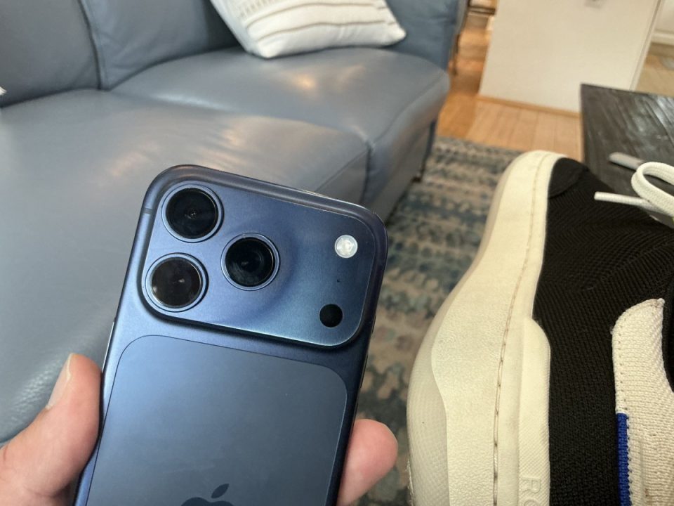 iPhone 17 Pro Deep Blue berubah warna