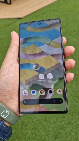 AQUOS R10