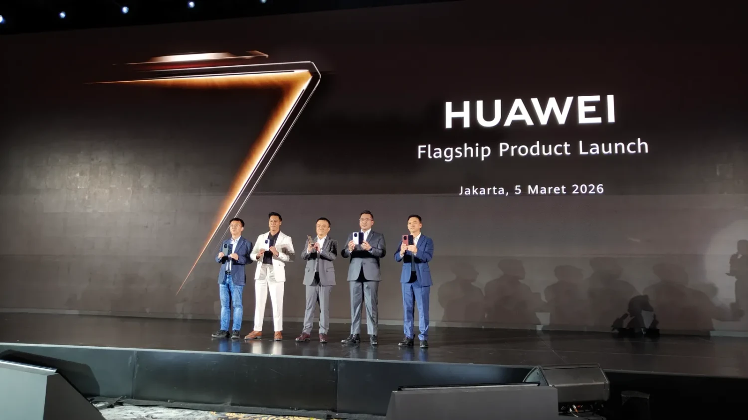 Huawei Mate X7 Resmi Hadir di Indonesia, Lebih Tipis dan Durable! Jakarta, 05 Maret 2026 – Huawei resmi meluncurkan foldable terbaru mereka yakni Huawei Mate X7 di Indonesia. Perangkat ini menghadirkan berbagai peningkatan dari generasi sebelumnya termasuk desain yang lebih tipis dan ringan tapi lebih durable, serta peningkatan kemampuan fotografi. Durabilitas Diperkuat Secara penampilan, Huawei Mate X7 masih mengusung konsep desain yang sama dengan Mate X6, dengan sudut melengkung dan frame alumunium. Bedanya, ketebalan Mate X7 lebih tipis dibandingkan pendahulunya, dengan ketebalan 4.5 mm saat dibuka dan 9.5 mm saat dilipat. Selain itu, bobot smartphone ini 4 gram lebih ringan dari generasi sebelumnya. Meski lebih tipis dan ringan, Huawei Mate X7 memiliki IP rating di IP58 dan IP59 yang membuatnya tahan terhadap debu, ditenggelamkan, hingga disemprot dengan air bertekanan dan bersuhu tinggi sekalipun. Mekanisme engsel juga diperkuat dan lebih presisi dengan advanced precision hinge yang dirancang untuk penggunaan jangka panjang tanpa gangguan. Sementara itu, pada bagian layar dilindungi oleh Crystal Armour Kunlun Glass untuk ketahanan terhadap goresan serta strutkur internal lebih yang kokoh. Huawei Mate X7 sendiri membawa layar cover LTPO OLED 6.49 inci beresolusi 2444 x 1080 piksel. Saat dibuka, ada layar utama LTPO OLED berukuran 8 inci dengan resolusi 2416 x 2210 piksel. Kedua layarnya punya refresh rate adaptif dari 1 sampai 120 Hz, 1440 Hz PWM dimming. Untuk dapur pacunya, smartphone ini dibekali SoC Kirin 9030 Pro. RAM-nya punya kapasitas 16 GB, sementara storage internalnya 512 GB. Baterai silikon-karbon berkapasitas 5.600mAh didukung pengisian daya 66W secara wired dan 66W wireless juga siap menunjang aktivitas produktif penggunanya tanpa khawatir kehabisan daya di tengah perjalanan. Kamera Kelas Flagship Perangkat foldable dengan kompromi kamera adalah cerita lama. Huawei Mate X7 hadir membawa sistem kamera yang menyaingi smartphone candy bar kelas flagship. Huawei membawa teknologi True-to-Colour Camera 2.0 terbaru yang diklaim mampu menghasilkan gambar seperti warna objek aslinya. Susunan kameranya sendiri terdiri dari kamera utama 50 MP dengan sensor RYYB, aperture variabel dari f/1.4 sampai f/4.0, dan OIS. Lalu ada kamera telefoto 50 MP dengan aperture f/2.2 dan optical zoom 3.5x serta kamera ultrawide 40 MP dan kamera selfie 8 MP di kedua layarnya. Harga dan Ketersediaan Huawei Mate X7 sekarang punya varian warna baru White Brocade, selain dua warna lainnya Nebula Red dan Black yang hadir di generasi sebelumnya. Perangkat ini bakal dibanderol seharga Rp27.999.000 di Indonesia, dengan berbagai penawaran spesial selama periode launching 5 Maret – 4 April 2026. Selama periode ini, konsumen berkesempatan mendapatkan total hadiah hingga Rp13,1 juta, mencakup cashback bank hingga Rp5 juta, free HUAWEI WATCH GT 5 Pro senilai Rp4 juta, trade-in cashback hingga Rp1,5 juta, screen insurance senilai Rp2,6 juta, serta cashback tiket.com senilai Rp300 ribu. HUAWEI Mate X7 yang tersedia melalui HUAWEI Store dan berbagai channel online resmi, seperti Shopee, TikTok Shop, Tokopedia, dll. Untuk pembelian offline, produk tersedia di HUAWEI Authorized Experience Store, Erafone, Urban Republic, Digiplus , dan mitra ritel resmi di seluruh Indonesia. 