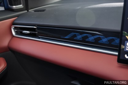 2025-Proton-X50-Preview-Malaysia-Flagship-Studio-Int-21, Engine: From three cylinders to four – power, efficiency up, Exterior: Gaping mouth, cleaner rear end, Interior: Unlike any Binyue – unique to X50?, Technology: Qualitative and quantitative quantum leaps, Very brief driving impressions, Variants and equipment: Raising the base; maybe not the bar