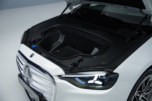2026-Mercedes-Benz-C-Class-EV_white-059
