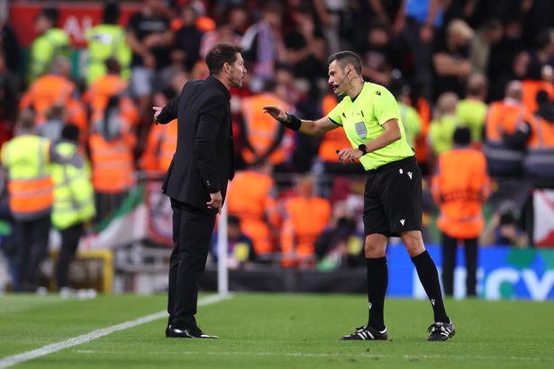 Diego Simeone diberi kartu merah saat melawan Liverpool