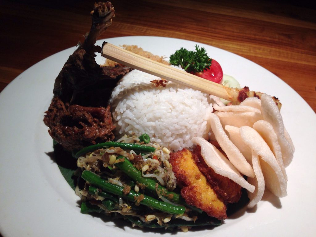 10 Masakan Jawa yang Harus Kamu Cicipi, Sego Liwet, Lontong Balap, Gudeg Jogja, Tahu Tek, Pecel Lele, Lumpia Semarang, Rujak Cingur