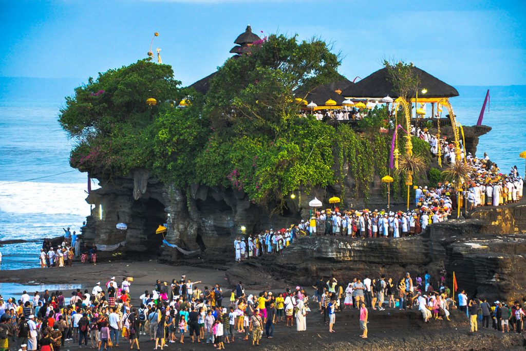 Tanah Lot Bali: Daya Tarik, Mitos dan Harga Tiket Masuk